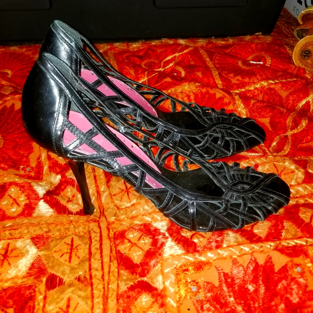 NWOT Vintage Laced pattern heels